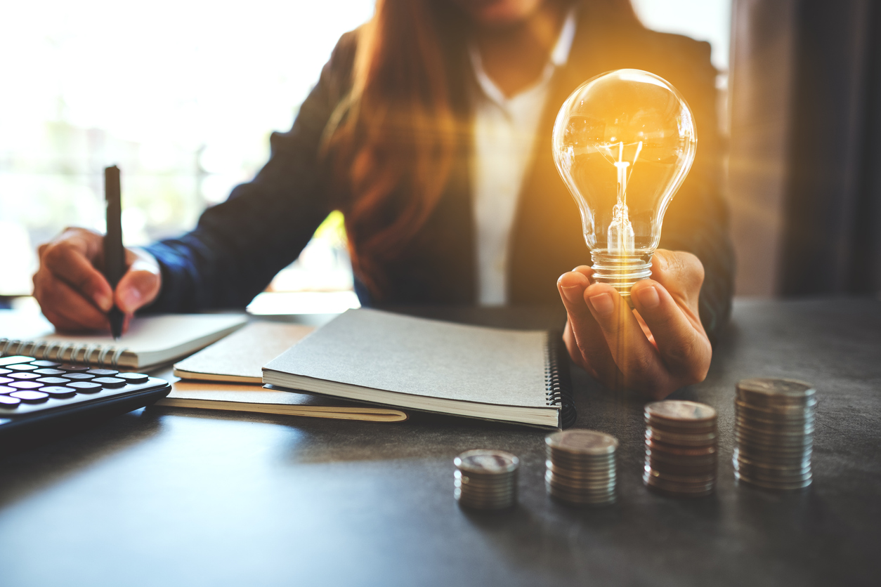 Femme d’affaires tenant une ampoule - formation creation d'entreprise certifiante Nimes - CL formations et conseils